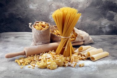 Makarna rustik gri arka plan üzerine çeşitli karışımı. Diyet ve gıda co