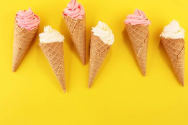 Vanilya yoğurt veya yumuşak kıvamlı dondurma waffle koni dondurulmuş.