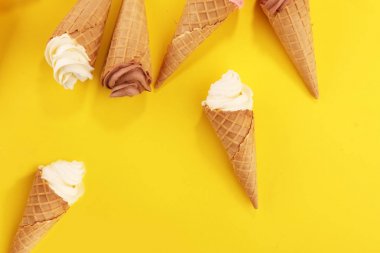 Vanilya yoğurt veya yumuşak kıvamlı dondurma waffle koni dondurulmuş.