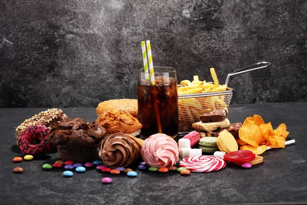 Produtos pouco saudáveis. comida ruim para figura, pele, coração e dentes. — Fotografia de Stock