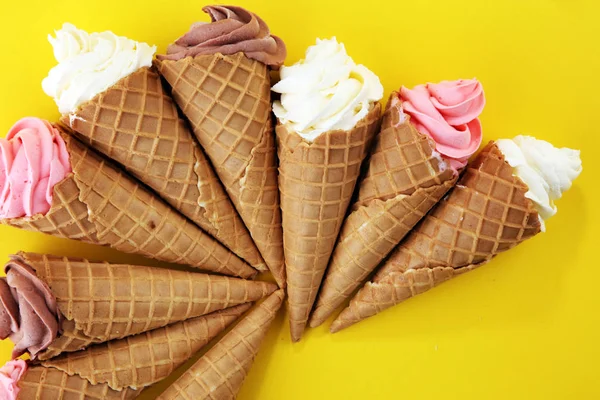 Vanilla frozen yogurt or soft ice cream in waffle cone. — Stock Photo, Image