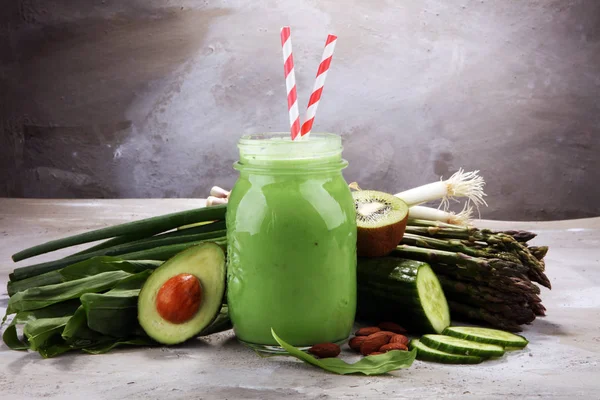 Zdravé zelené smoothie a ingredience — Stock fotografie