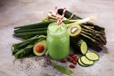 Sağlıklı yeşil smoothie ve malzemeler