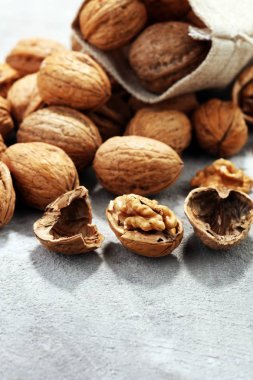 Ceviz taneleri ve rustik eski tablosundaki bütün ceviz