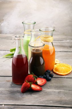 Rustik arka plan üzerinde renkli smoothies yelpazesi