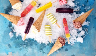 Vanilya yoğurt veya yumuşak kıvamlı dondurma waffle koni dondurulmuş.