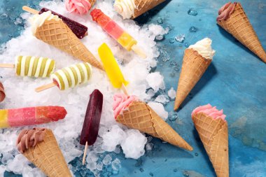 Vanilya yoğurt veya yumuşak kıvamlı dondurma waffle koni dondurulmuş.