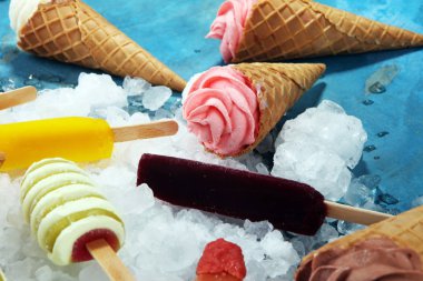 Vanilya yoğurt veya yumuşak kıvamlı dondurma waffle koni dondurulmuş.