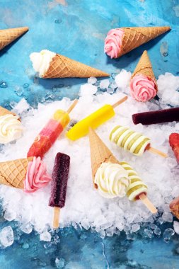 Vanilya yoğurt veya yumuşak kıvamlı dondurma waffle koni dondurulmuş.