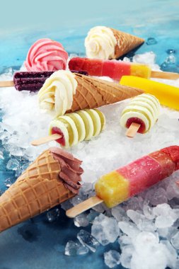 Vanilya yoğurt veya yumuşak kıvamlı dondurma waffle koni dondurulmuş.