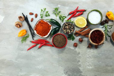 Baharat ve otlar masada. Yemek ve mutfak malzemeleri.