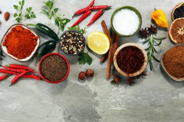 Baharat ve otlar masada. Yemek ve mutfak malzemeleri.