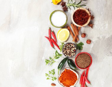 Baharat ve otlar masada. Yemek ve mutfak malzemeleri.