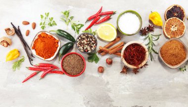 Baharat ve otlar masada. Yemek ve mutfak malzemeleri.