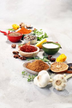 Baharat ve otlar masada. Yemek ve mutfak malzemeleri.