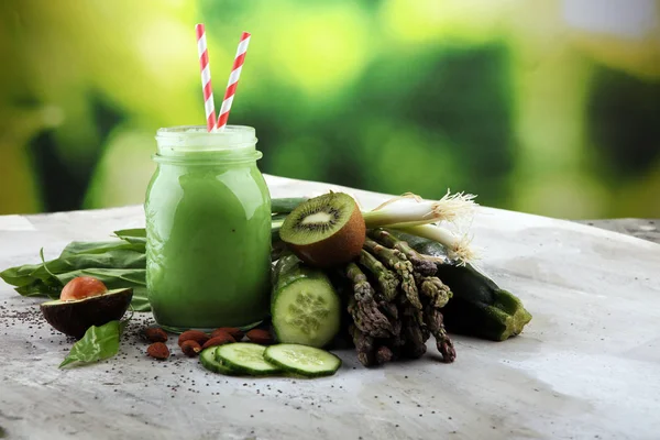 Zdravé zelené smoothie a ingredience — Stock fotografie