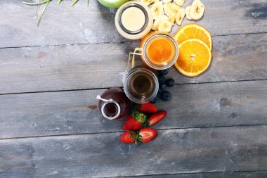 Rustik arka plan üzerinde renkli smoothies yelpazesi