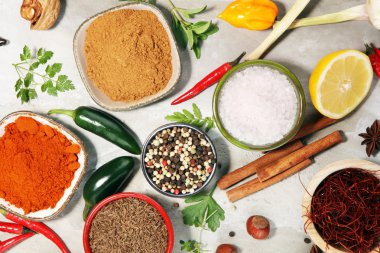 Baharat ve otlar masada. Yemek ve mutfak malzemeleri.