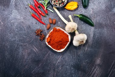 Baharat ve otlar masada. Yemek ve mutfak malzemeleri.