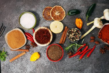 Baharat ve otlar masada. Yemek ve mutfak malzemeleri.