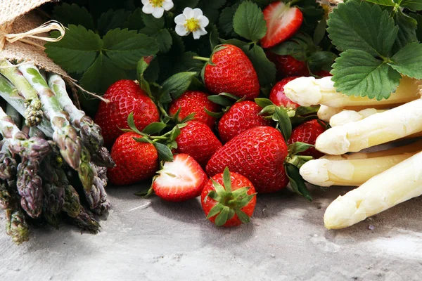 Espárragos blancos y verdes con fresas — Foto de Stock