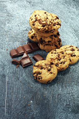 Çikolata kurabiye rustik masada. Çikolatalı kurabiye 