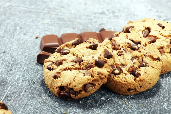 Chocolate cookies on rustic table. Chocolate chip cookies — Stock Photo, Image