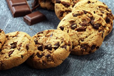 Çikolata kurabiye rustik masada. Çikolatalı kurabiye 