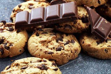 Çikolata kurabiye rustik masada. Çikolatalı kurabiye 