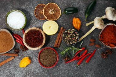 Baharat ve otlar masada. Yemek ve mutfak malzemeleri.