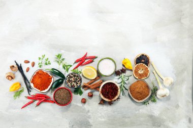 Baharat ve otlar masada. Yemek ve mutfak malzemeleri.