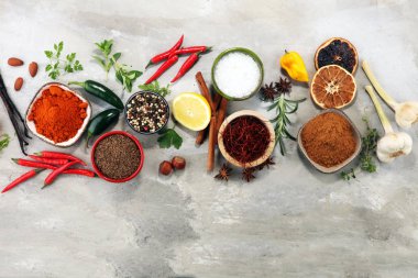 Baharat ve otlar masada. Yemek ve mutfak malzemeleri.