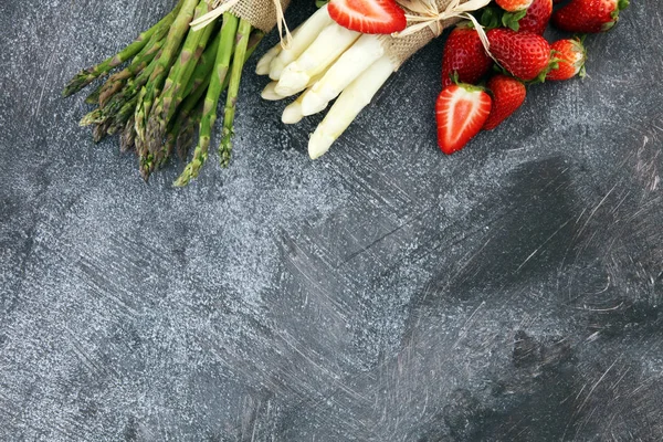Espargos brancos e verdes com morangos — Fotografia de Stock