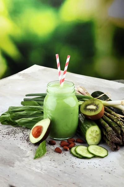 Zdravé zelené smoothie a ingredience — Stock fotografie