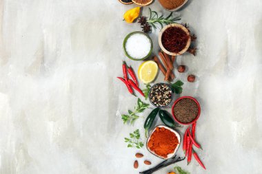 Baharat ve otlar masada. Yemek ve mutfak malzemeleri.