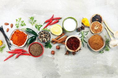 Baharat ve otlar masada. Yemek ve mutfak malzemeleri.