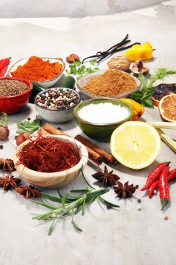 Baharat ve otlar masada. Yemek ve mutfak malzemeleri.