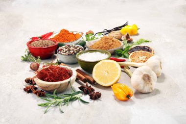 Baharat ve otlar masada. Yemek ve mutfak malzemeleri.