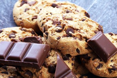 Çikolata kurabiye rustik masada. Çikolatalı kurabiye 