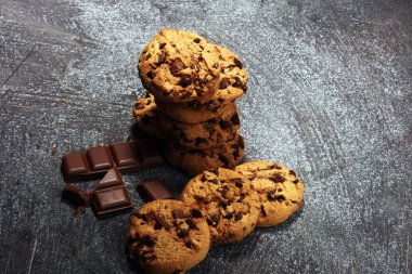 Çikolata kurabiye rustik masada. Çikolatalı kurabiye 