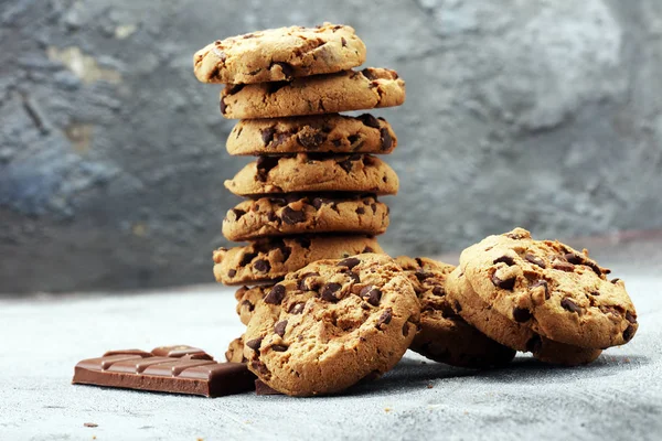 Chocolate cookies on rustic table. Chocolate chip cookies — Stock Photo, Image