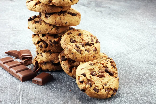 Chocolate cookies on rustic table. Chocolate chip cookies — Stock Photo, Image