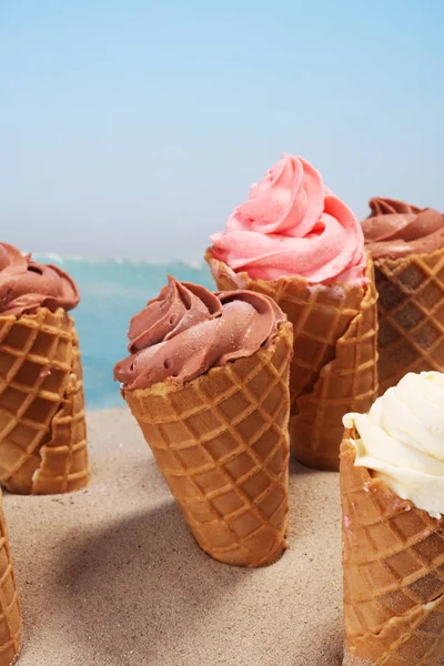 Iogurte congelado de baunilha ou sorvete macio em cone de waffle . — Fotografia de Stock