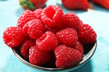 Ahududu. Ahududu mavi zemin üzerine. Yaz ve sağlıklı fo