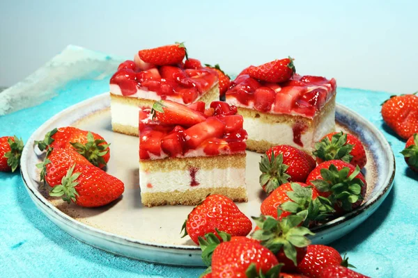 Aardbei cake met verse aardbeien en slagroom. — Stockfoto