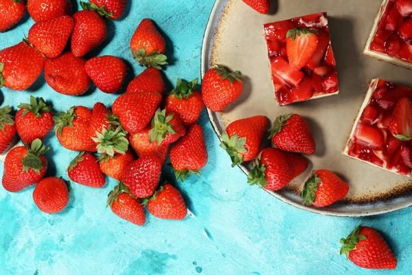 Pastel de fresa con fresas frescas y crema batida . — Foto de Stock