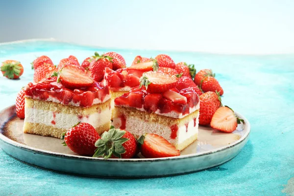 Aardbei cake met verse aardbeien en slagroom. — Stockfoto
