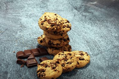 Çikolata kurabiye rustik masada. Çikolatalı kurabiye 