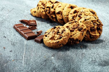 Çikolata kurabiye rustik masada. Çikolatalı kurabiye 