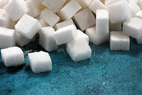 Кубики сахара. нездоровый образ жизни с кубиком белого сахара — стоковое фото